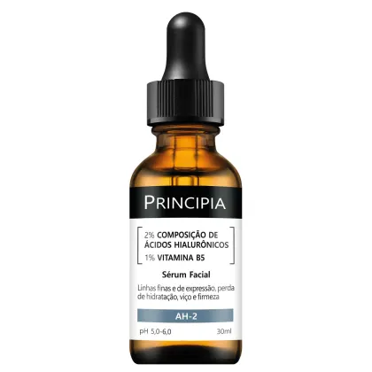 Frasco de vidro âmbar com conta-gotas preto contendo sérum facial Principia com 2% de ácidos hialurônicos e 1% de vitamina B5, indicado para linhas finas e perda de hidratação.