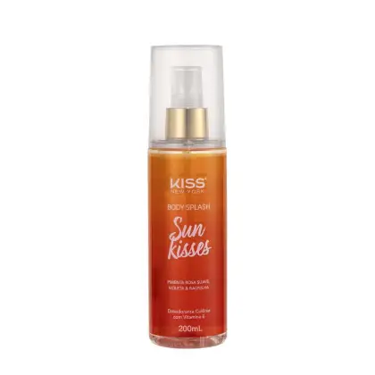 A imagem mostra o Body Splash em uma embalagem com cores laranja, vermelho e dourado, apresentando o logotipo Kiss New York. A tampa é transparente e traz um detalhe dourado na válvula spray.