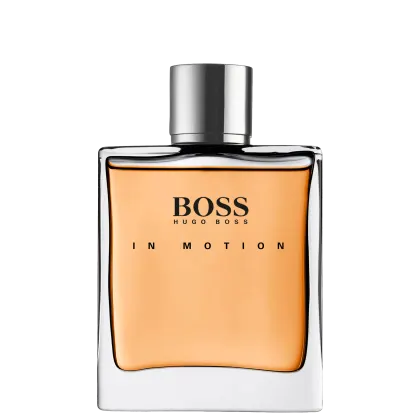 A imagem mostra uma garrafa de perfume masculino "Boss In Motion" da Hugo Boss. O frasco retangular e transparente contém um líquido âmbar, com tampa cilíndrica prateada. O nome "Boss" e "In Motion" estão impressos em letras pretas na frente.