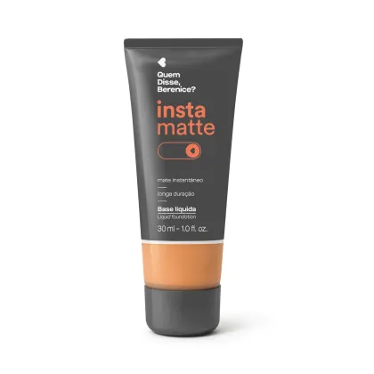 Frasco preto com visor mostrando a cor do produto, letras na cor rosa e branca e detalhes brancos contendo base líquida Instamatte Quem Disse, Berenice? na cor 280Q, em tom bege médio.
