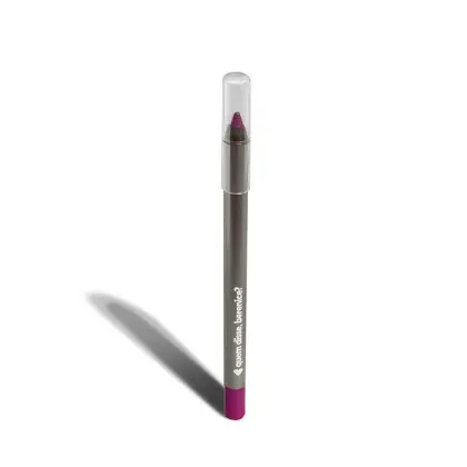 Lápis labial da marca Quem Disse, Berenice? em embalagem cilíndrica com tampa transparente, na cor rosa escuro com detalhes em cinza.