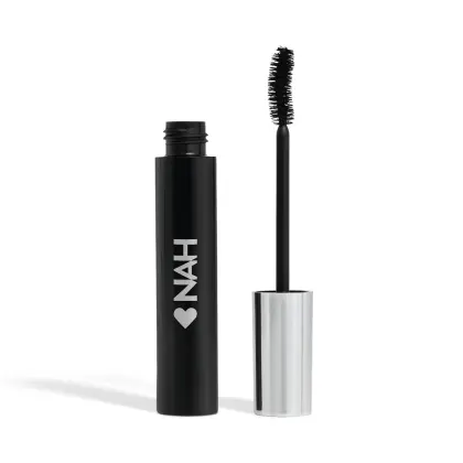 Frasco preto de rímel da marca Nah Cardoso, com rótulo em branco e preto. O produto possui uma escova preta para aplicação.