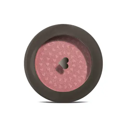 Pote circular preto de blush em pó compacto Cerejetim Quem Disse, Berenice?h em tom avermelhado, com textura brilhante, tampa transparente e coração no centro.