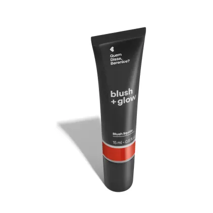 Bisnaga preta de item de maquiagem da marca Blush + Glow Quem disse, Berenice?, com detalhe vermelho e texto branco branco no rótulo.