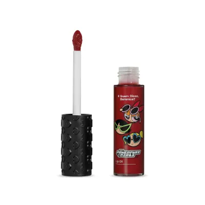 Frasco de lip oil na cor vermelha da marca Meninas Superpoderosas Quem Disse, Berenice? em embalagem transparente mostrando a tonalidade do produto, tampa preta com haste e esponjinha vermelha, mostrando ilustração de personagens, contendo 9,5ml.