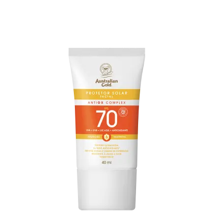 A imagem mostra o protetor solar facial da marca Australian Gold. Possui uma embalagem de tubo plástico branco. Rótulo com faixa laranja e amarela indicando informações do produto. Logotipo da marca com coala estilizado.