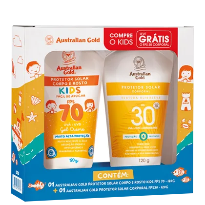 A imagem mostra o kit de protetores solares da Australian Gold para corpo e rosto. A embalagem é uma caixa retangular com cores predominantes laranja, azul e branco. Contém dois tubos de protetores, a caixa apresenta ilustrações de praia com crianças.