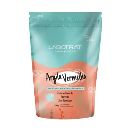 O produto apresentado é uma embalagem de Argila Vermelha da marca Labotrat Cosméticos. A embalagem é um saco plástico de cor azul-esverdeada, com detalhes em laranja e texto branco.