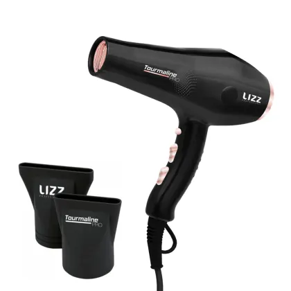 O secador possui um design preto e rosa, com o nome "Tourmaline Pro" impresso no corpo do aparelho. Junto ao secador, há dois acessórios da mesma marca, também na cor preta, que parecem ser bocais ou difusores para o secador.