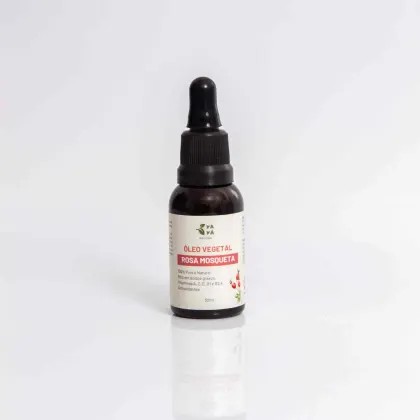 Óleo vegetal de rosa mosqueta em frasco de vidro com conta-gotas, rótulo branco e verde com informações sobre o produto 100% natural.