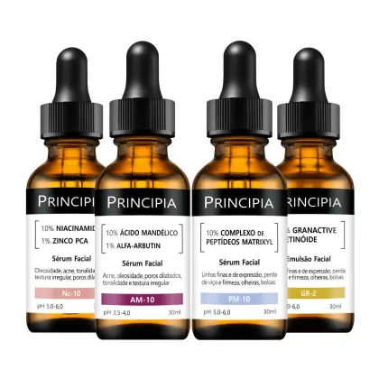 Quatro frascos de soro facial da marca Principia, com rótulos pretos e detalhes em cores diferentes, contendo ingredientes como niacinamida, ácido mandélico, complexo de peptídeos e granactive retinóide.