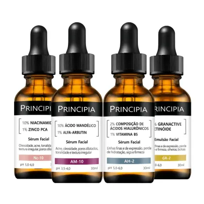 Quatro frascos de soro facial da marca Principia, contendo diferentes formulações para tratamento de acne, linhas finas e firmeza da pele. Os frascos possuem rótulos pretos com informações sobre os ingredientes e propriedades de cada produto.