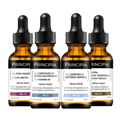 Quatro frascos de soro facial da marca Principia, contendo diferentes formulações com ácido mandélico, ácidos hialurônicos, peptídeos matrixyl e ácido ferúlico. Os frascos possuem rótulos pretos com informações sobre os ingredientes e pH de cada produto.