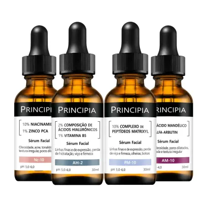 Quatro frascos de soro facial da marca Principia, contendo diferentes formulações com ingredientes como niacinamida, ácido hialurônico, peptídeos matrixyl e ácido mandélico. Os frascos possuem rótulos pretos com informações sobre os produtos.