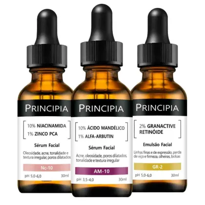Três frascos de sérum e emulsão facial da marca Principia, contendo ingredientes como niacinamida, ácido mandélico e retinóide granativo. Os frascos possuem rótulos pretos com informações sobre os produtos.
