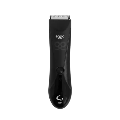 Aparelho de corte de cabelo elétrico preto da marca Ego, com design compacto e botão de ligar/desligar. Possui cabo USB para carregamento e indicador de nível de bateria.