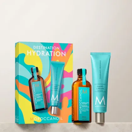 Caixa de presente Moroccanoil "Destination Hydration" contendo frasco de óleo de argan, tubo de creme para as mãos e frasco de tratamento para cabelos, em cores vibrantes de azul, amarelo e rosa.