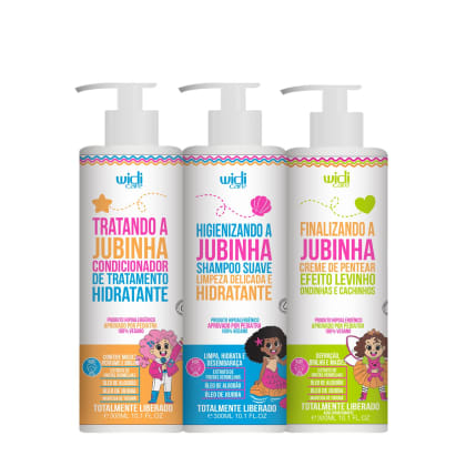 Três frascos de produtos Widi Care para cuidados com cabelos e pele de crianças, com rótulos coloridos e ilustrações de personagens. Os produtos incluem condicionador hidratante, shampoo suave e creme de pentear para cabelos e pele.