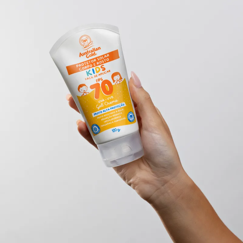 Mão feminina segurando o produto.