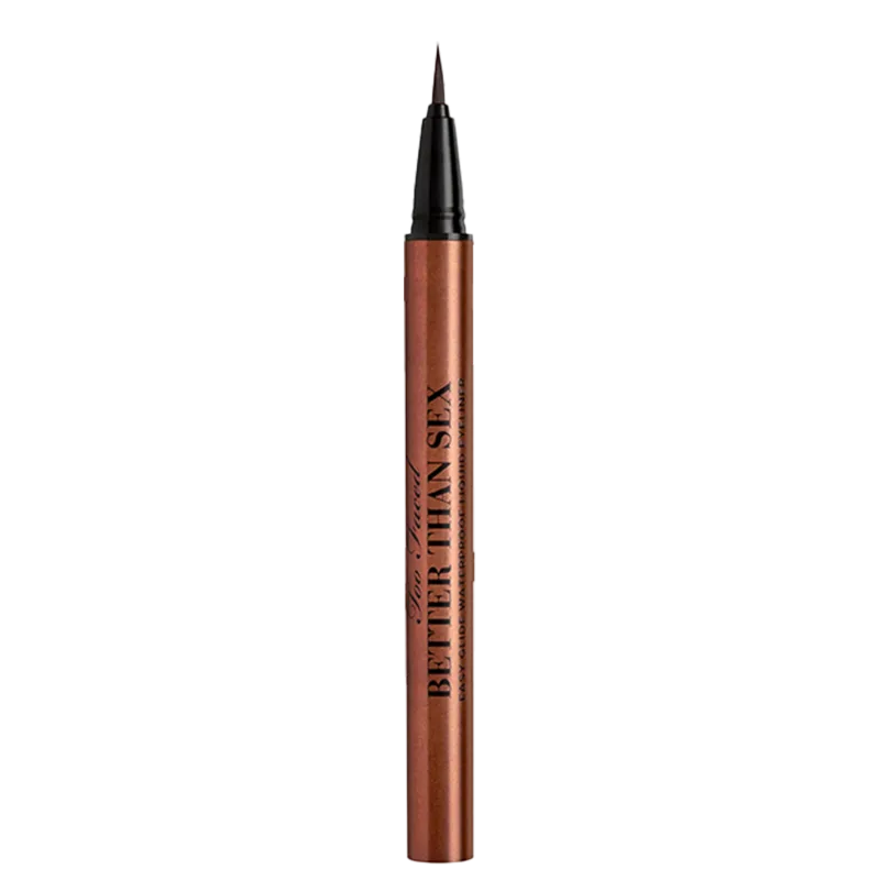 Delineador líquido de olhos da marca Too Faced. Embalagem alongada e fina de cor cobre metálico. Ponta fina para aplicação precisa. Rótulo na lateral com o nome da marca "Too Faced" e o nome do produto "Better Than Sex" em letras pretas sobre fundo cobre.