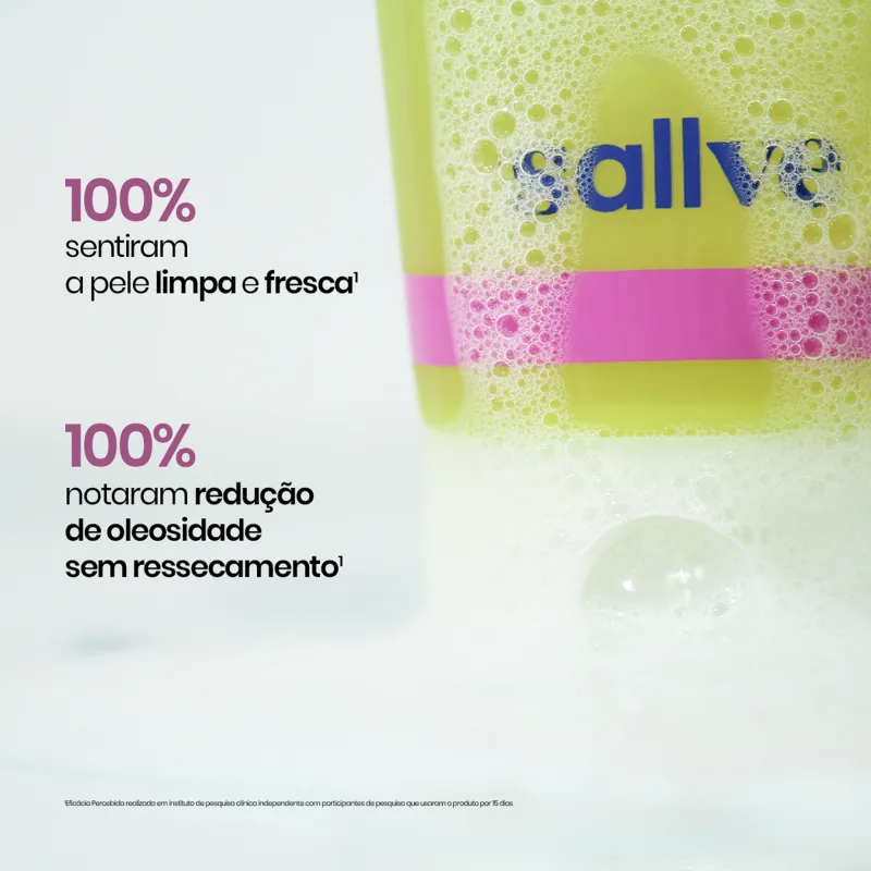 O item de skincare apresenta bolhas e espuma em tons de verde e rosa. O texto indica que o produto oferece 100% de limpeza e frescor, além de 100% de redução de oleosidade sem ressecamento.
