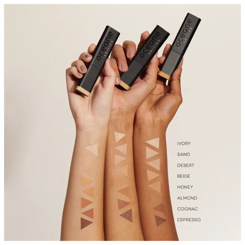A imagem apresenta amostra das cores da base em braços de diferentes tons de pele, ao lado os nomes de cada cor Ivory, Sand, Desert, Beige, Honey, Almond, Cognac e Espresso. Os produtos são segurados por mãos com diferentes tons de pele.