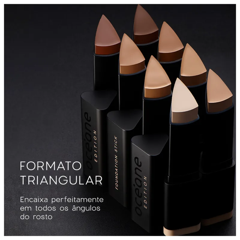 A imagem traz um fundo preto e as 8 cores da Base Océane Edition Foundation Stick enfileiradas, em embalagens pretas e mostrando os diferentes tons. Ao lado, aparece o texto "Formato Triangular" para encaixar perfeitamente nos ângulos do rosto.