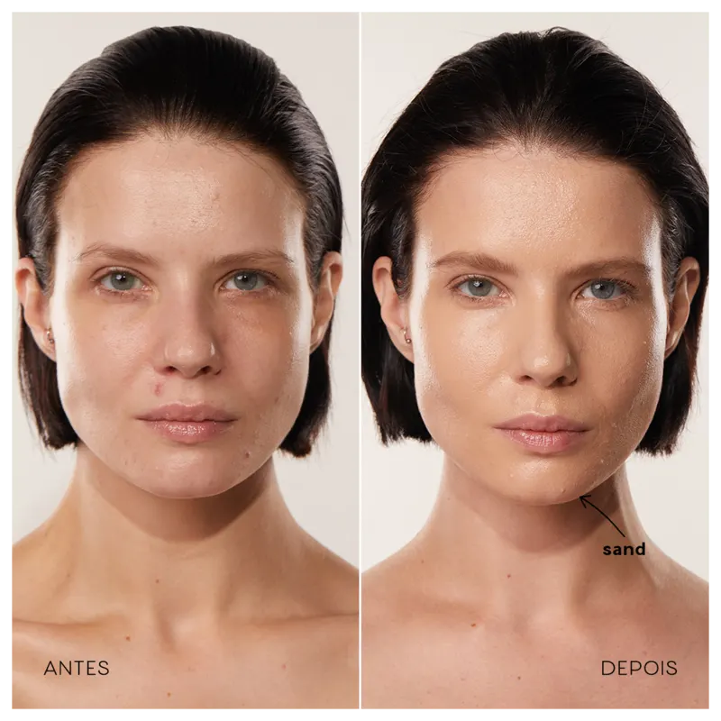 São duas fotos lado a lado de uma mulher, antes e depois de aplicar a base na cor Sand. A foto "Antes" mostra seu rosto natural, com algumas imperfeições na pele. A foto "Depois" apresenta sua pele com uma aparência mais uniforme.