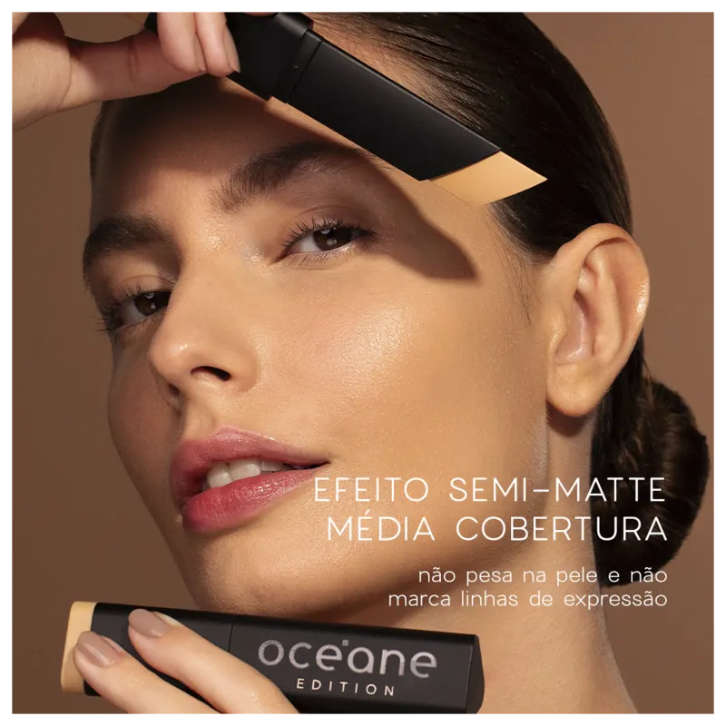 A imagem apresenta o rosto de uma modelo morena com o cabelo preso e maquiagem suave.  Traz ainda o texto "EFEITO SEMI-MATTE MÉDIA COBERTURA" e "não pesa na pele e não marca linhas de expressão".