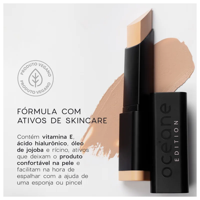 A imagem mostra a Base Océane Edition Foundation Stick em formato de bastão. Ao lado um texto descreve: "Fórmula com ativos de skincare" com vitamina E, ácido hialurônico, óleos vegetais, que prometem conforto na pele e facilidade na aplicação.