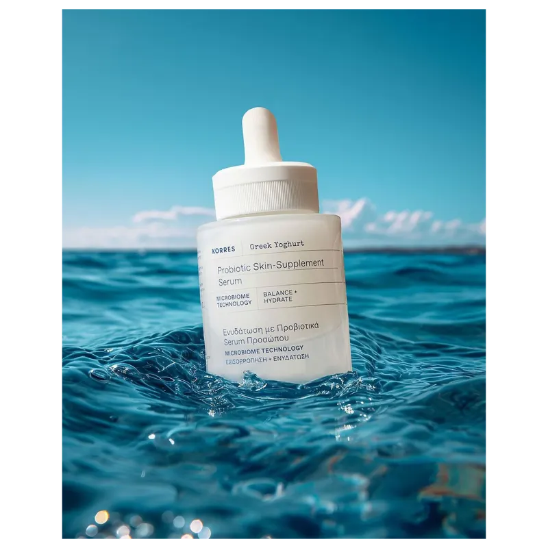 A imagem mostra o sérum boiando na água do mar.