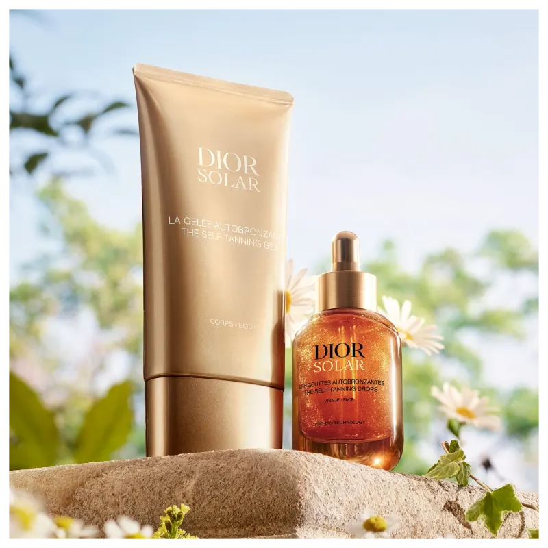 Dois produtos da linha Dior Solar: um frasco de vidro com gotas autobronzeadoras e um tubo de gel autobronzeador, ambos com embalagens douradas e rótulos com o nome da marca.