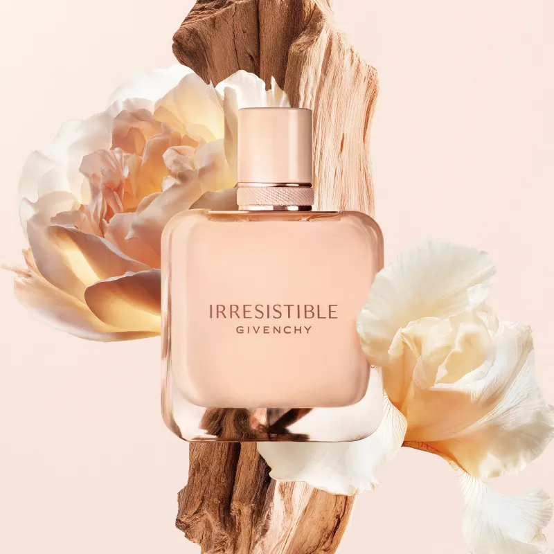 Frasco de perfume Irresistible da Givenchy, com embalagem em tons de rosa claro e branco. O rótulo destaca o nome "Irresistible" e a marca Givenchy em letras elegantes.