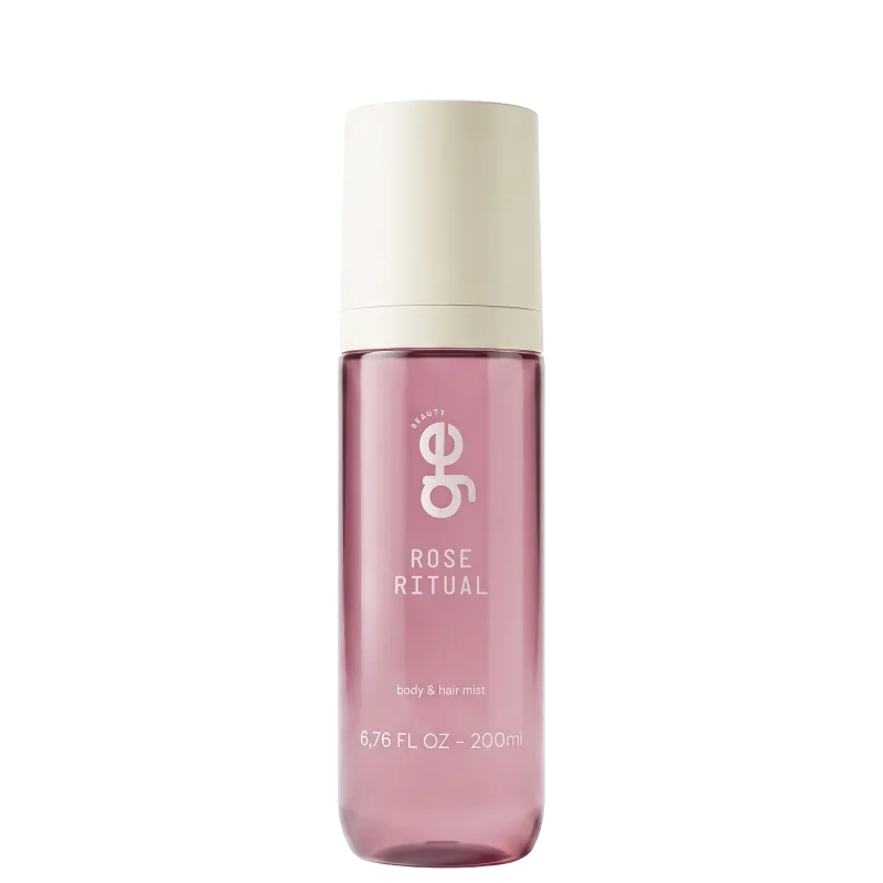 Frasco cilíndrico de body & hair mist Rose Ritual da GE Beauty, 200ml. Embalagem em tons rosa translúcido com tampa branca. Rótulo branco com logo "ge" e texto em branco descrevendo o produto.