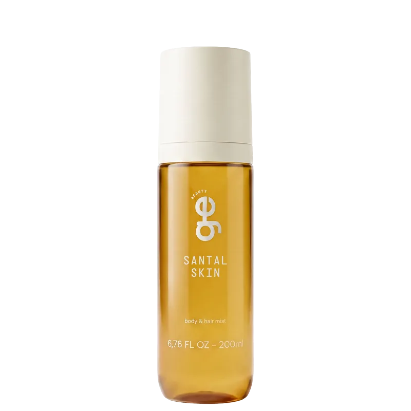 Frasco de vidro âmbar com tampa branca cilíndrica. Produto GE Beauty Santal Skin, body & hair mist, 200ml. Rótulo dourado com logo "ge" e texto em branco. Design minimalista e elegante.