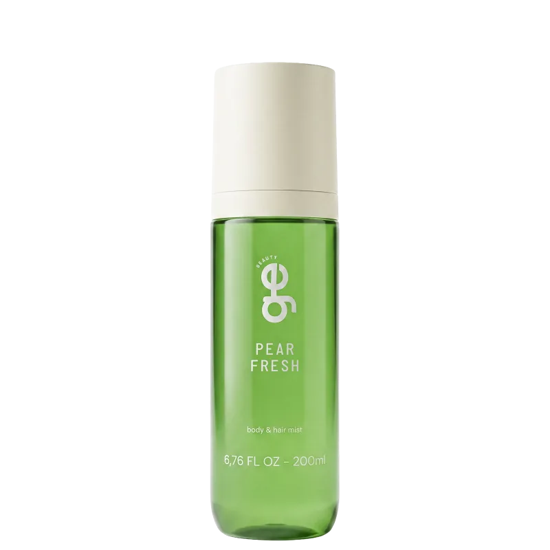 Frasco cilíndrico de vidro verde contendo Body & Hair Mist Pear Fresh da GE Beauty. Tampa branca rosqueável. Rótulo branco com logo "ge" e texto em branco. Capacidade 200ml (6,76 FL OZ).