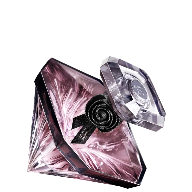 Frasco em formato de diamante com um laço em formato de rosa na tampa. Cores predominantes são roxo e preto.