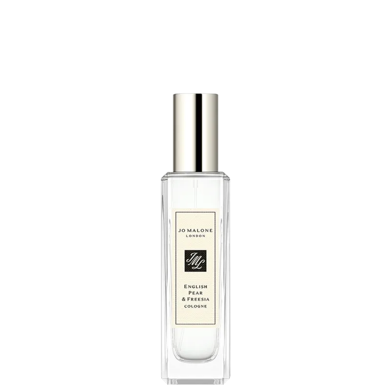 Perfume em frasco transparente retangular com tampa prateada. A embalagem exibe o logotipo e nome da marca "Jo Malone London" em letras pretas sobre fundo branco. O rótulo indica que é uma colônia com fragrância de "English Pear & Freesia".