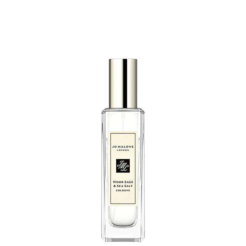 O produto apresentado é um frasco de perfume da marca Jo Malone London, com o nome "Wood Sage & Sea Salt Cologne" impresso no rótulo.