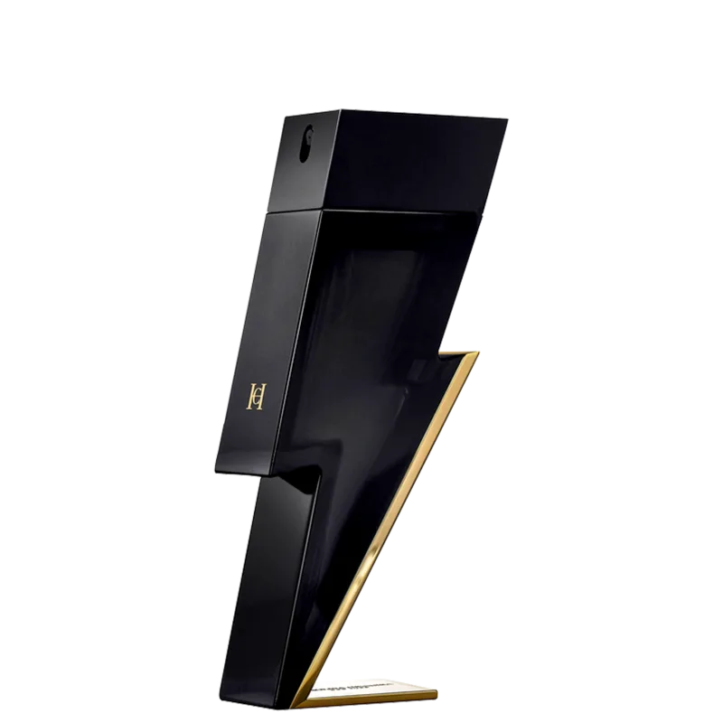 Frasco de perfume preto e dourado Bad Boy da Carolina Herrera, com design em formato de raio