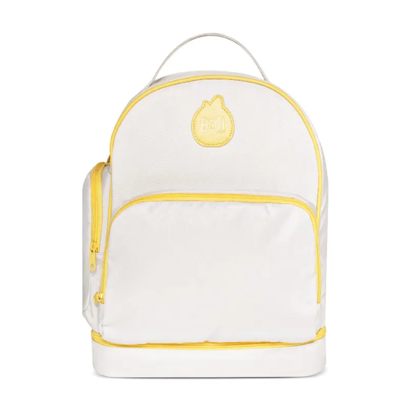 Mochila da marca Boti Baby na cor branca com logotipo e zíperes amarelos, bolsos externos e alças de transporte prateadas.