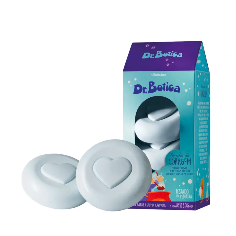 Caixa azul claro e azul escuro ao lado de dois sabonetes em barra na cor azul com coração gravado, da marca Dr. Botica.