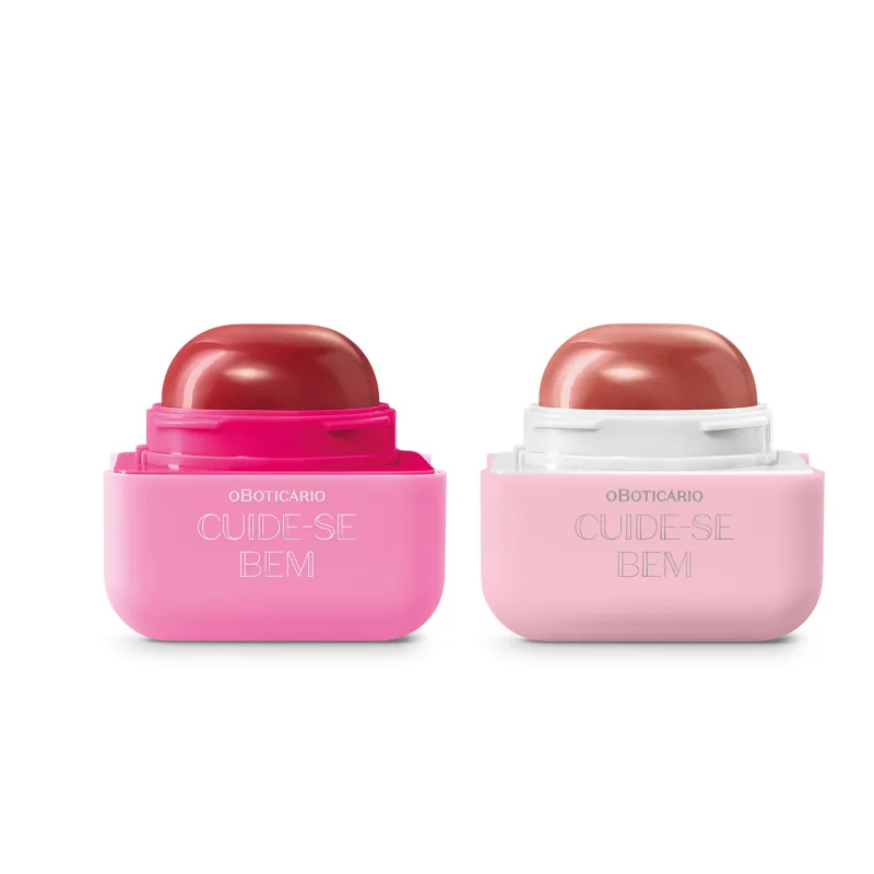 Dois protetores labiais da marca Cuide-se Bem, com embalagem quadrada e bala em formato de semicírculo, sendo um em tons de rosa com branco e outro em tons de rosa com vermelho.