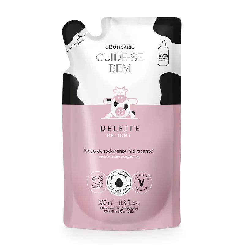 Imagem de um refil contendo 350 ml de loção hidratante corporal da marca Cuide-se Bem Deleite em embalagem sachê branco e rosa com detalhes pretos e ilustração de vaca.