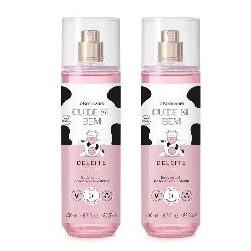 Imagem de dois frascos de body splash da marca Cuide-se Bem Deleite, em embalagem transparente com líquido rosa, borrifador prateado, tampa transparente e rótulo branco e rosa com manchas pretas, ilustração de vaca e informações sobre a fórmula.