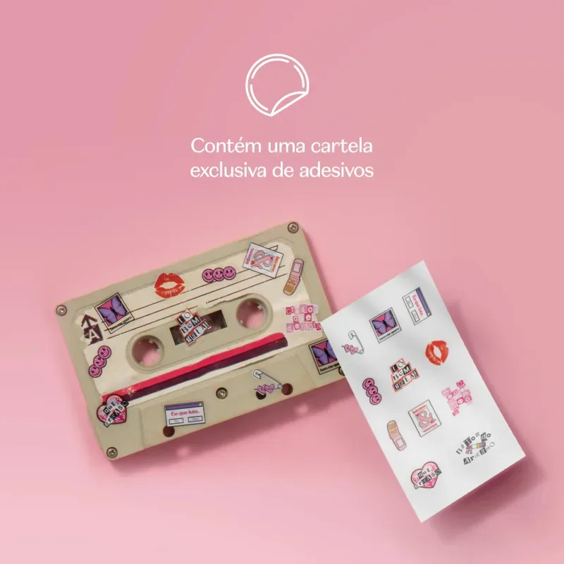 Cartela de adesivos decorativos em tons de rosa e roxo, com ilustrações diversas, como lábios, corações, borboletas e outros elementos gráficos, apresentada ao lado de uma fita K7 cinza com os adesivos colados nela contra fundo rosa claro.