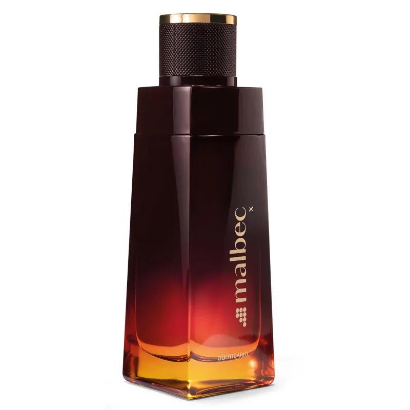 Perfume em frasco de vidro âmbar gradiente, com tons que vão do vermelho escuro ao laranja claro. O frasco tem formato retangular com cantos arredondados e tampa dourada perfurada. No frasco está impresso o nome "malbec" em letras douradas.