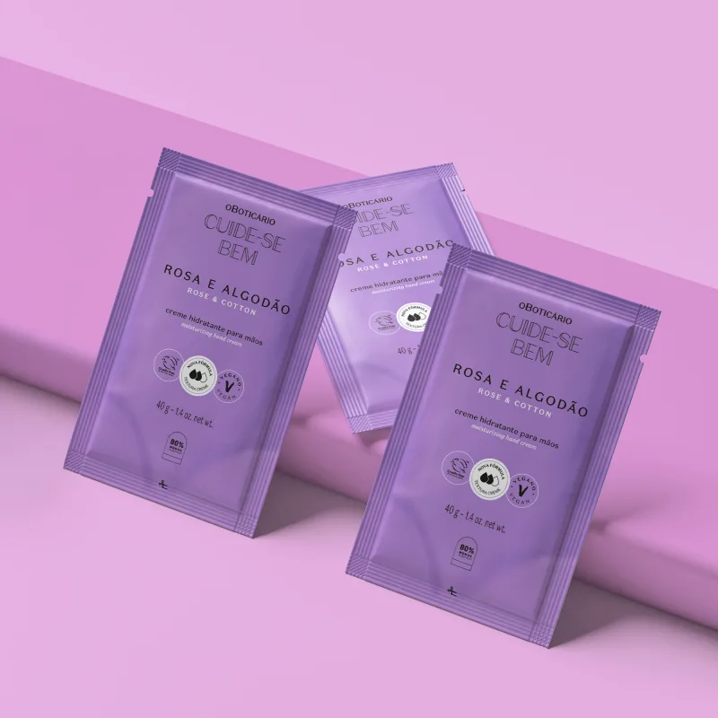 Três refis de creme hidratante para as mãos da marca Cuide-se Bem Rosa e Algodão em sachês de 40g na cor lilás com letras pretas. Eles estão em fundo lilás.