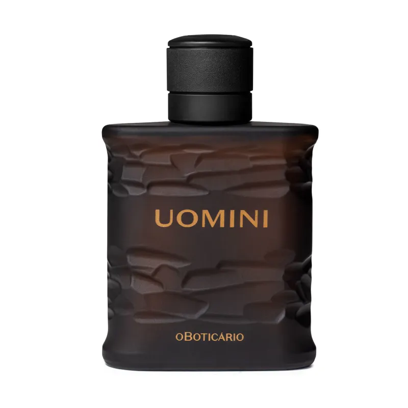 Frasco retangular marrom com texturas onduladas, tampa preta e letras bege, contendo 100ml de desodorante colônia da marca Uomini.