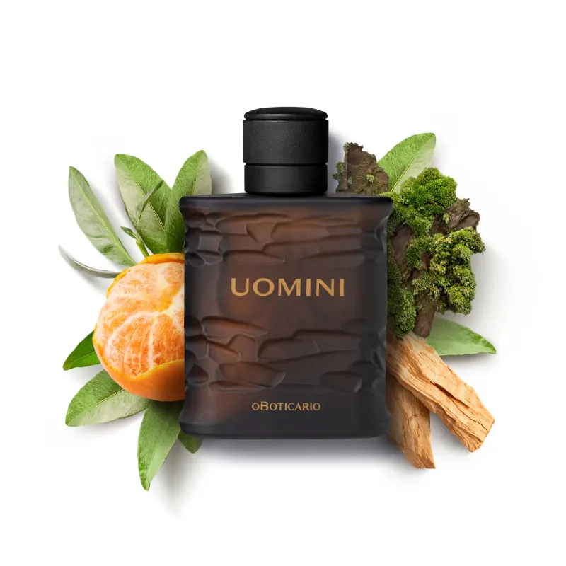 Frasco retangular marrom com texturas onduladas, tampa preta e letras bege, contendo desodorante colônia da marca Uomini, rodeado por gomos de bergamota, folhas verdes, musgos e pedaços de madeira.